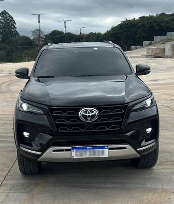 TOYOTA HILUX SW4 2.8 D-4D TURBO DIESEL SRX 7L 4X4 AUTOMÁTICO TOYOTA HILUX SW4 2.8 D-4D TURBO DIESEL SRX 7L 4X4 AUTOMÁTICO